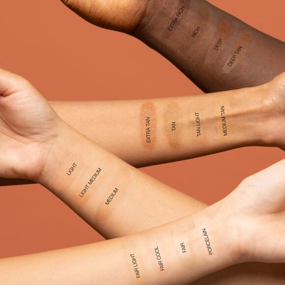 Huda Beauty GloWish Luminous Pressed Powder 06 Medium Tan - Picture 4 of 9